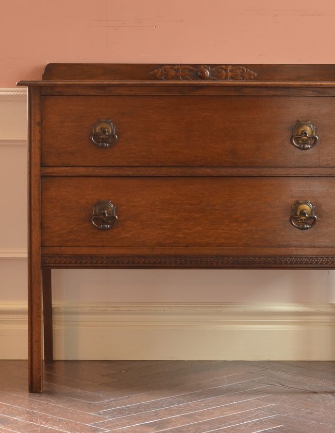 アンティークのチェスト　アンティーク家具　気軽に使える小さなアンティーク家具、オーク材を使った英国サイドチェスト。品のある色合いと木目です。(j-1657-f)