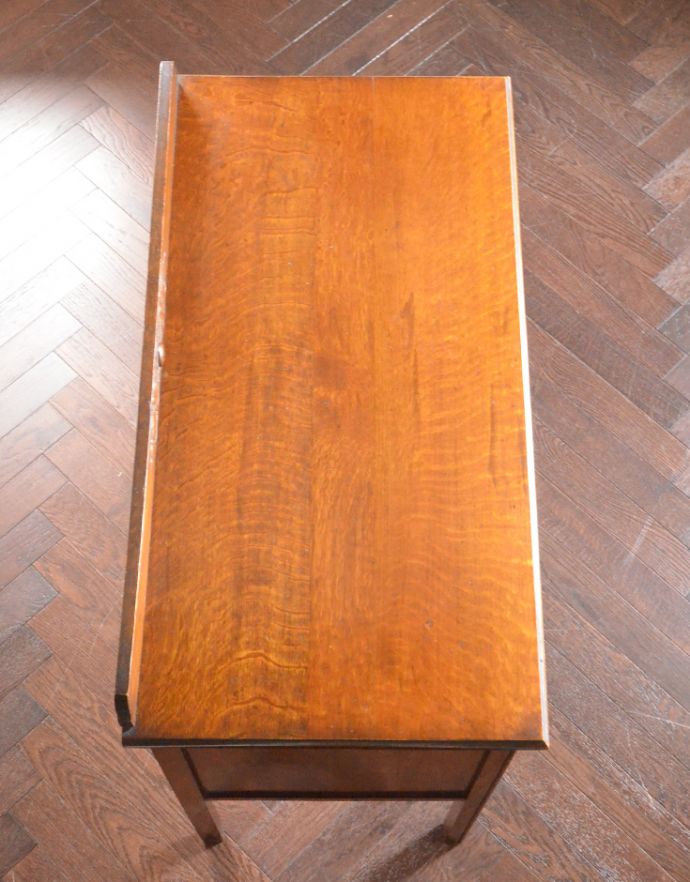 アンティークのチェスト　アンティーク家具　気軽に使える小さなアンティーク家具、オーク材を使った英国サイドチェスト。天板も木目がキレイです。(j-1657-f)