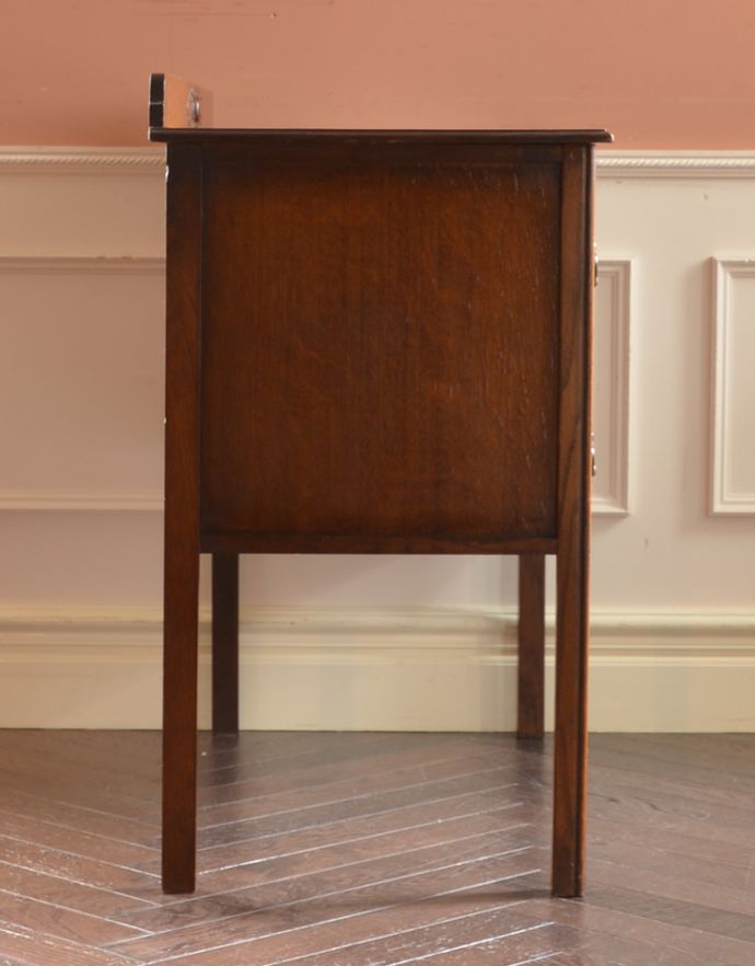 アンティークのチェスト　アンティーク家具　気軽に使える小さなアンティーク家具、オーク材を使った英国サイドチェスト。サイドから見ても絵になります。(j-1657-f)