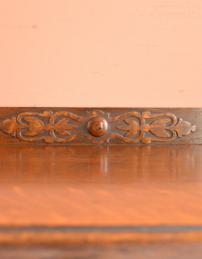 アンティークのチェスト　アンティーク家具　気軽に使える小さなアンティーク家具、オーク材を使った英国サイドチェスト。トップにもキレイな飾りがあります。(j-1657-f)
