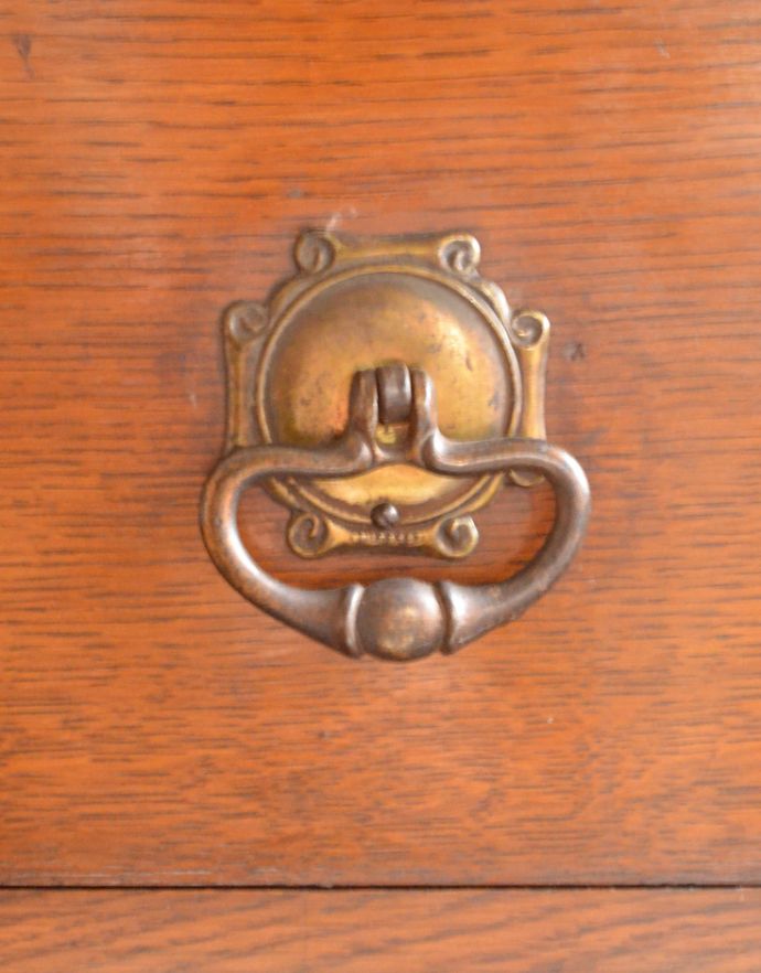 アンティークのチェスト　アンティーク家具　気軽に使える小さなアンティーク家具、オーク材を使った英国サイドチェスト。アンティークの装飾がオシャレな取っ手です。(j-1657-f)