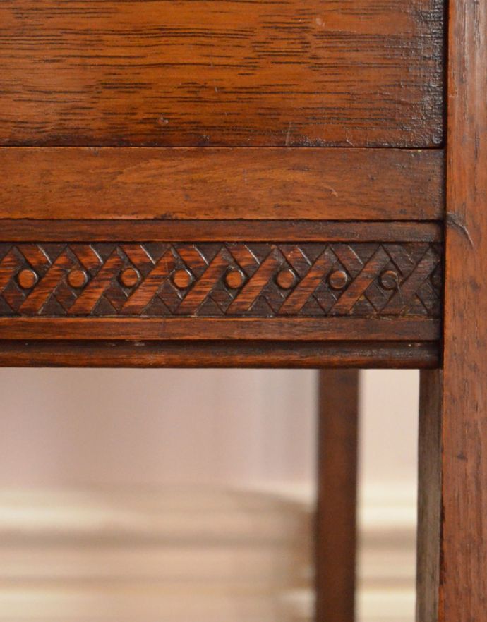 アンティークのチェスト　アンティーク家具　気軽に使える小さなアンティーク家具、オーク材を使った英国サイドチェスト。引き出しの下にも繊細な彫があります。(j-1657-f)