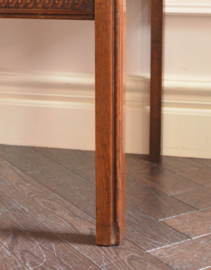 アンティークのチェスト　アンティーク家具　気軽に使える小さなアンティーク家具、オーク材を使った英国サイドチェスト。スッキリとした真っ直ぐの脚がしっかりとキャビネットを支えます。(j-1657-f)