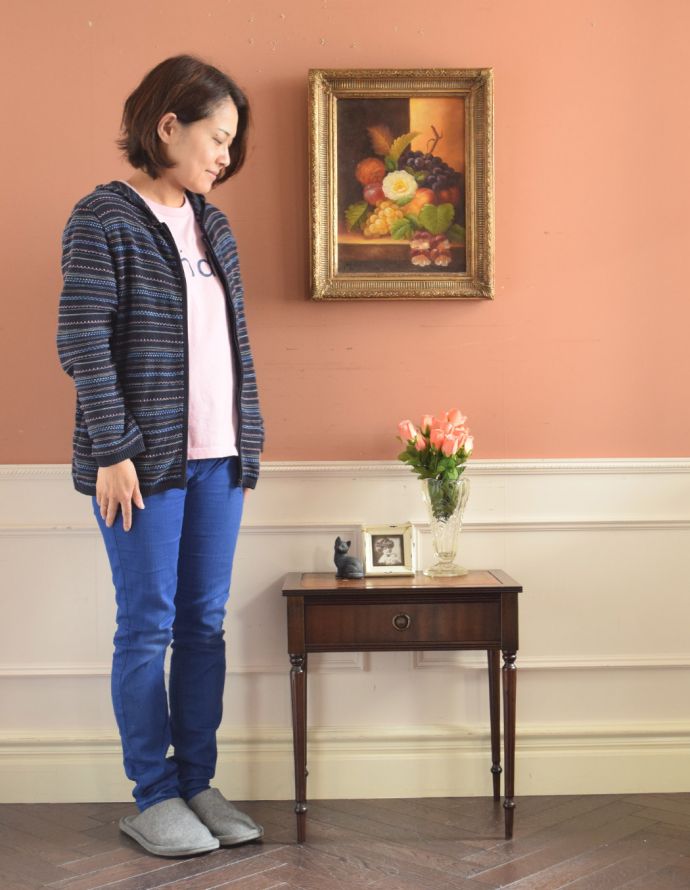 ロイドテーブル　アンティーク家具　英国のアンティーク家具、革張り天板のベッドサイドチェスト（ナイトテーブル）。とっても可愛いチェスト。(j-1658-f)