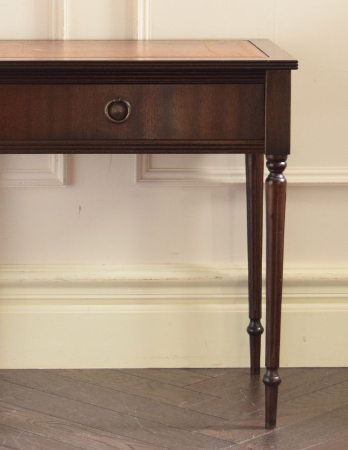ロイドテーブル　アンティーク家具　英国のアンティーク家具、革張り天板のベッドサイドチェスト（ナイトテーブル）。リビングではメモ、リモコン、筆記用具など近くに置いておきたいものを収納しておけばとっても便利ですよ。(j-1658-f)
