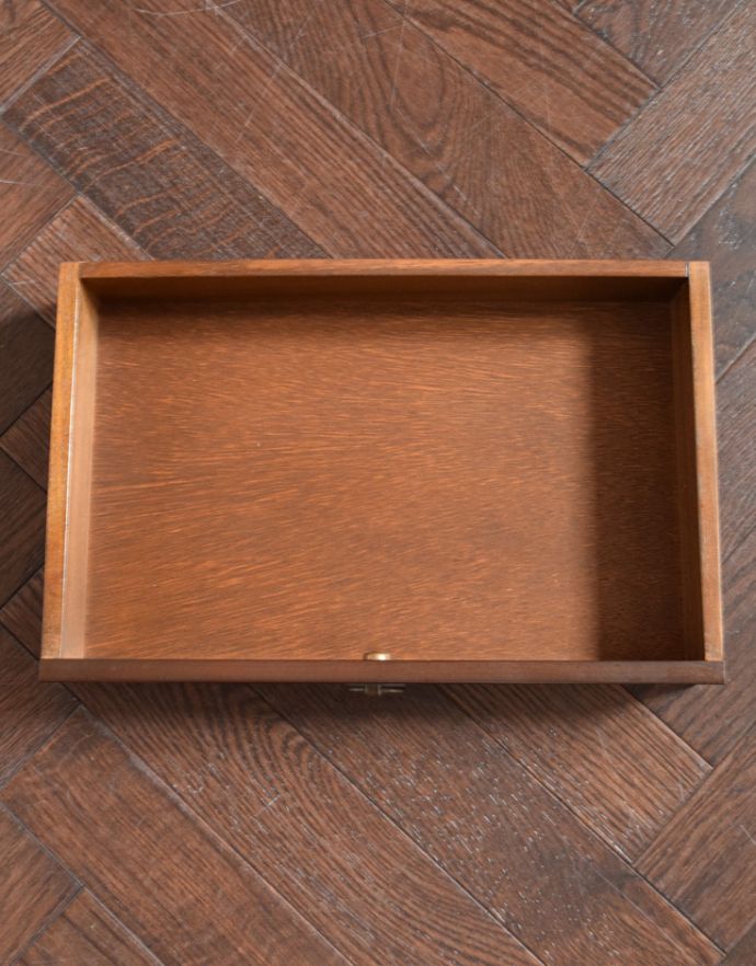 ロイドテーブル　アンティーク家具　英国のアンティーク家具、革張り天板のベッドサイドチェスト（ナイトテーブル）。引き出しがあります。(j-1658-f)