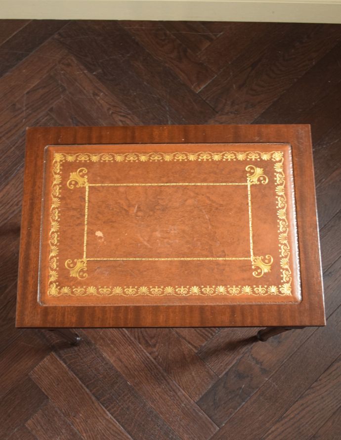 ロイドテーブル　アンティーク家具　英国のアンティーク家具、革張り天板のベッドサイドチェスト（ナイトテーブル）。天板には革が貼ってあります。(j-1658-f)