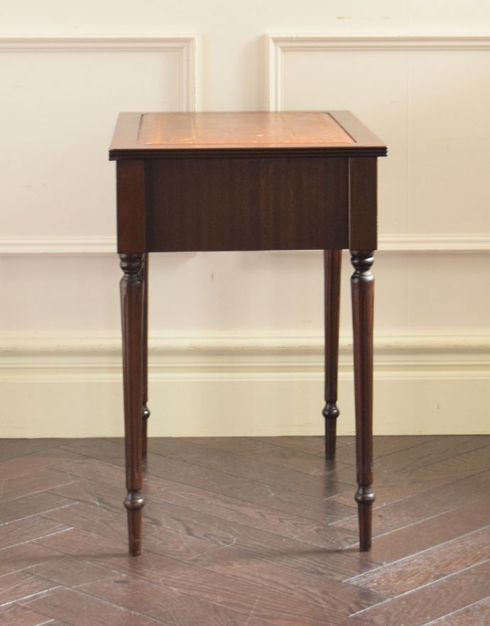 ロイドテーブル　アンティーク家具　英国のアンティーク家具、革張り天板のベッドサイドチェスト（ナイトテーブル）。サイドから見ても絵になります。(j-1658-f)