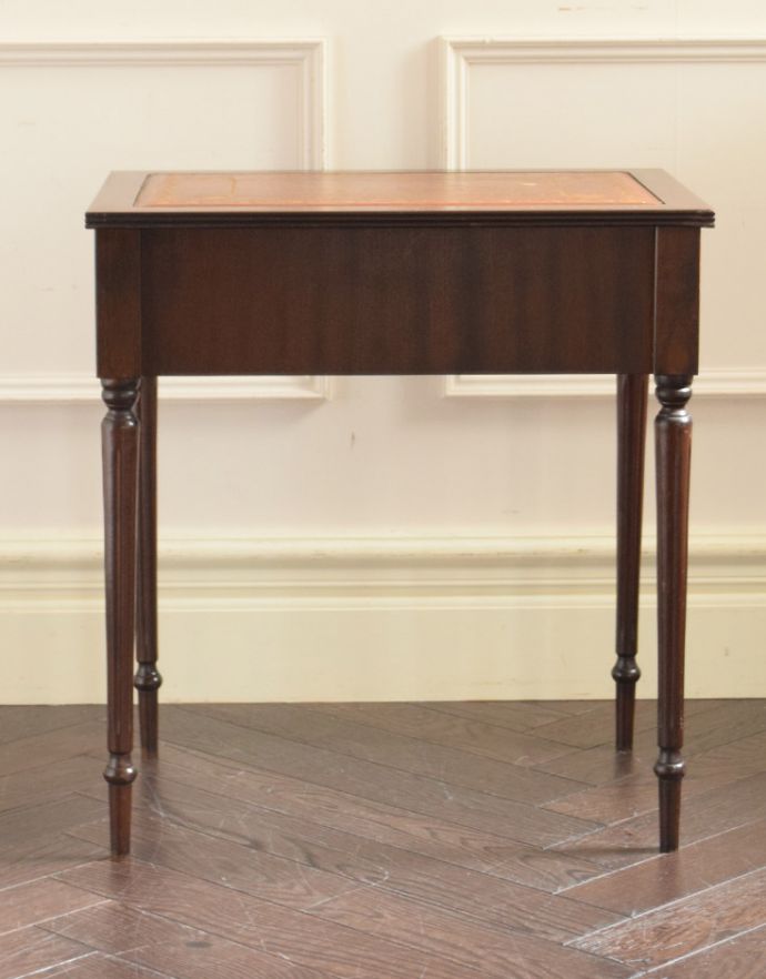 ロイドテーブル　アンティーク家具　英国のアンティーク家具、革張り天板のベッドサイドチェスト（ナイトテーブル）。きちんとメンテナンスしてあるので、裏側もキレイです。(j-1658-f)