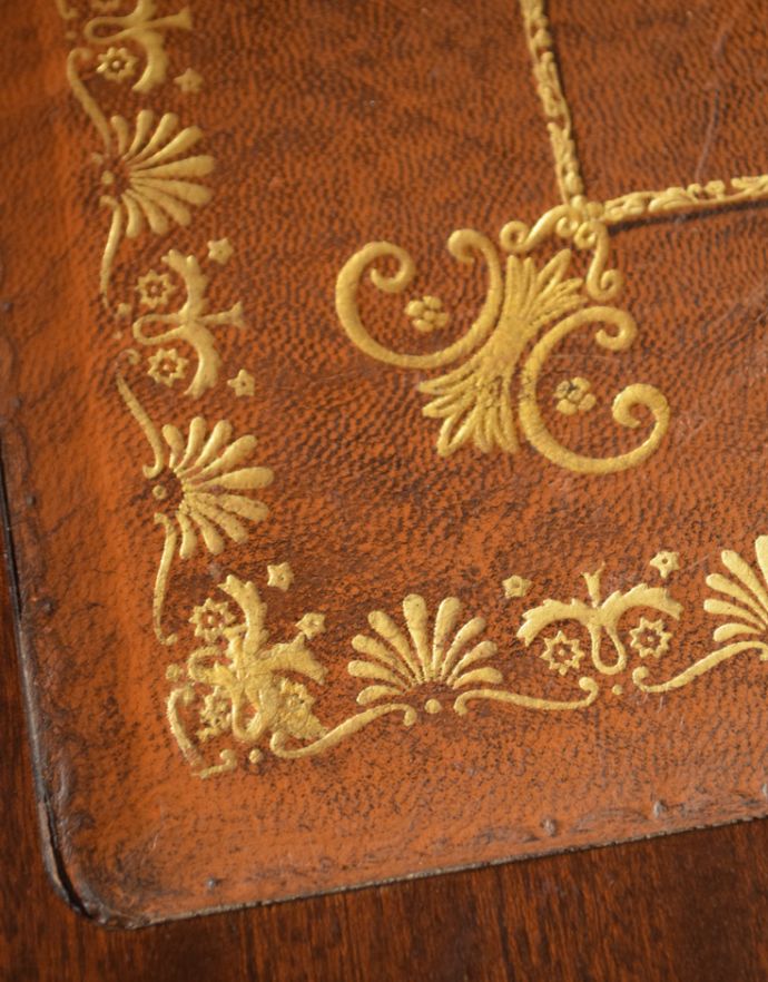ロイドテーブル　アンティーク家具　英国のアンティーク家具、革張り天板のベッドサイドチェスト（ナイトテーブル）。革にはゴールドで模様が施されていて、上品です。(j-1658-f)