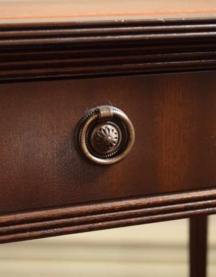 ロイドテーブル　アンティーク家具　英国のアンティーク家具、革張り天板のベッドサイドチェスト（ナイトテーブル）。アンティークの装飾がオシャレな取っ手です。(j-1658-f)