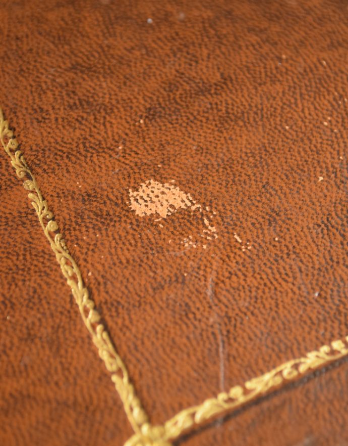 ロイドテーブル　アンティーク家具　英国のアンティーク家具、革張り天板のベッドサイドチェスト（ナイトテーブル）。アンティークは新品ではないので、経年変化によるキズはありますが、専門の職人によって目立たないようにキレイにお直しをしています。(j-1658-f)