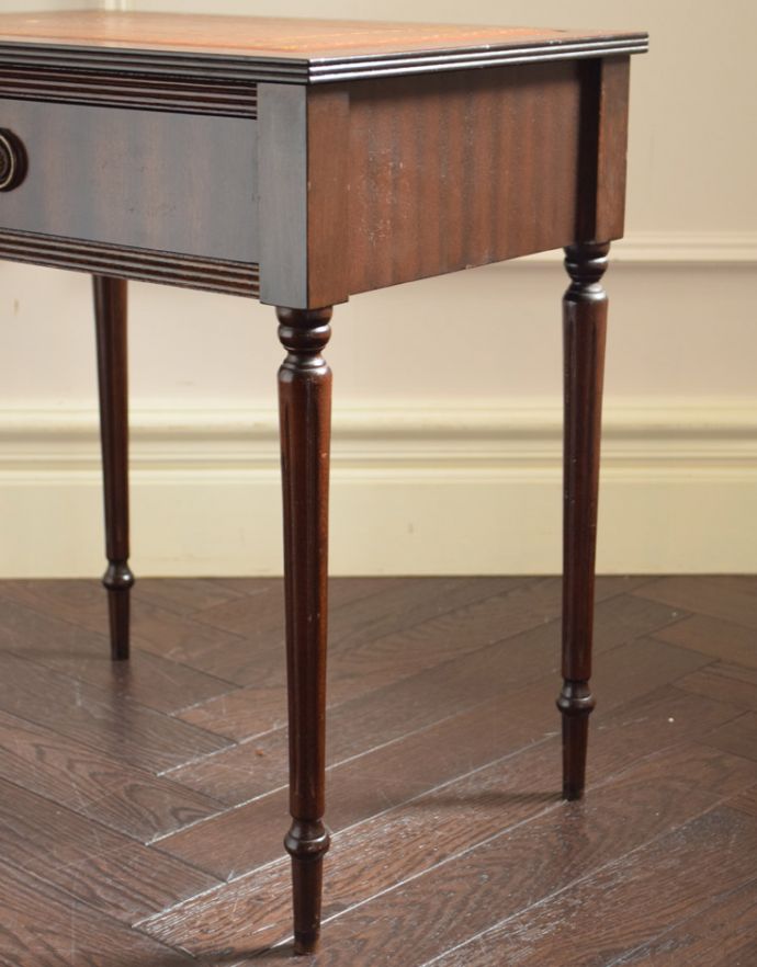 ロイドテーブル　アンティーク家具　英国のアンティーク家具、革張り天板のベッドサイドチェスト（ナイトテーブル）。スラリと伸びた美しい脚。(j-1658-f)