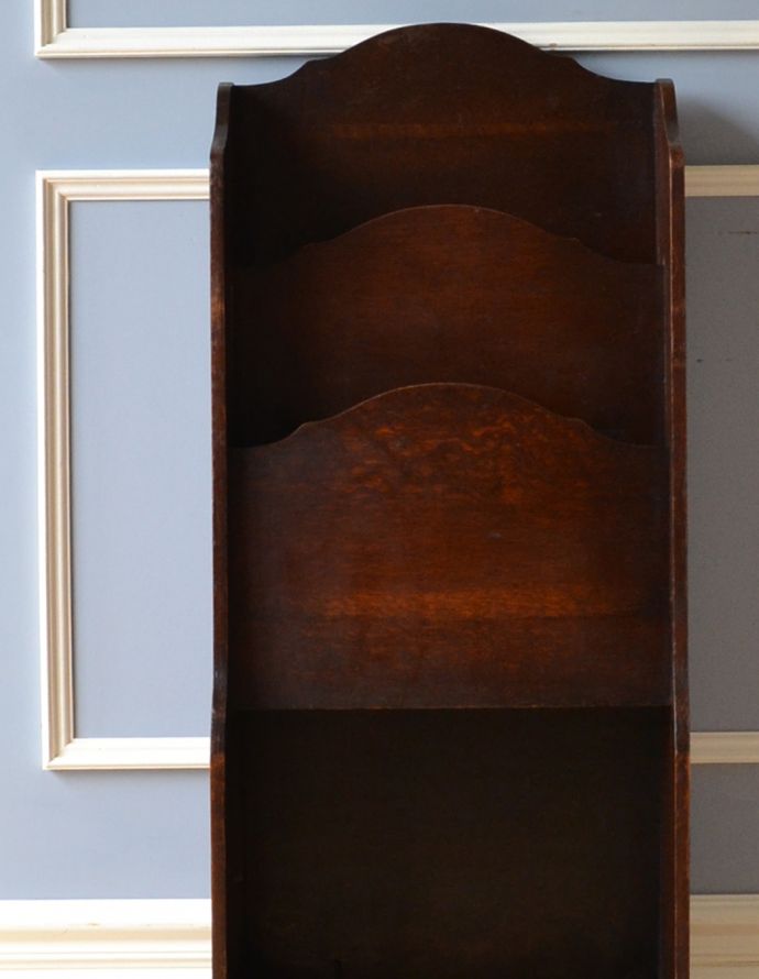 マガジンラック　アンティーク家具　英国スタイルのアンティーク家具、便利な木製のマガジンラック。上に棚が無いので、新聞や雑誌がとっても取りやすいんです。(j-1661-f)