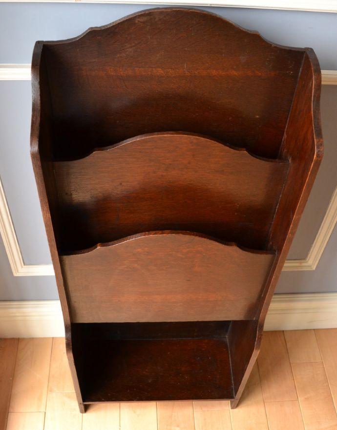 マガジンラック　アンティーク家具　英国スタイルのアンティーク家具、便利な木製のマガジンラック。オープン棚になっているので、本を入れたり、ディスプレイをして楽しめます。(j-1661-f)