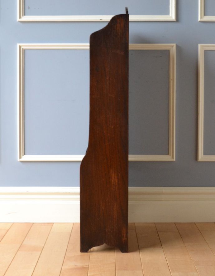 マガジンラック　アンティーク家具　英国スタイルのアンティーク家具、便利な木製のマガジンラック。横からみてもスッキリしています。(j-1661-f)