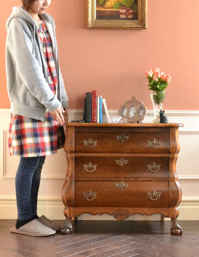 アンティークのチェスト　アンティーク家具　エレガントなアンティークフレンチスタイルの家具、小さい３段チェスト（コモード）。高級感があって女性らしい優しい曲線。(j-1662-f)