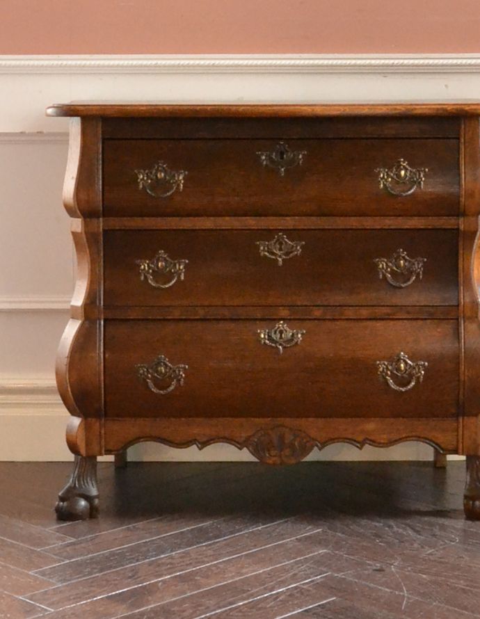 アンティークのチェスト　アンティーク家具　エレガントなアンティークフレンチスタイルの家具、小さい３段チェスト（コモード）。リビングではメモ、リモコン、筆記用具など近くに置いておきたいものを収納しておけばとっても便利ですよ。(j-1662-f)