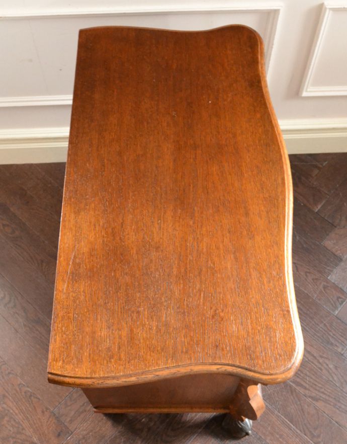 アンティークのチェスト　アンティーク家具　エレガントなアンティークフレンチスタイルの家具、小さい３段チェスト（コモード）。天板も木目がとってもキレイです。(j-1662-f)