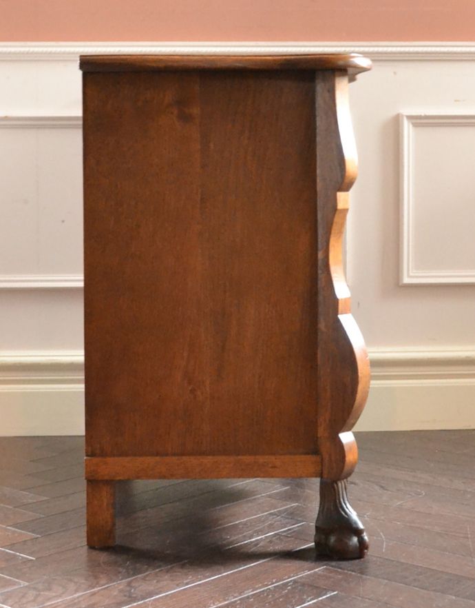 アンティークのチェスト　アンティーク家具　エレガントなアンティークフレンチスタイルの家具、小さい３段チェスト（コモード）。前板が波打っています。(j-1662-f)