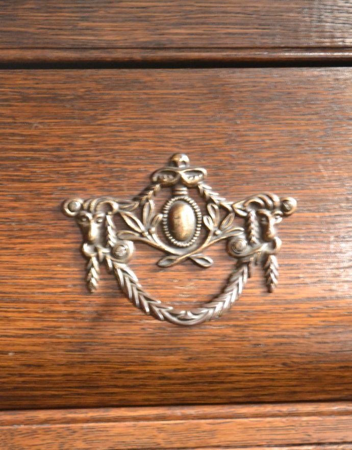 アンティークのチェスト　アンティーク家具　エレガントなアンティークフレンチスタイルの家具、小さい３段チェスト（コモード）。エンブレムをモチーフにした優雅な取っ手。(j-1662-f)