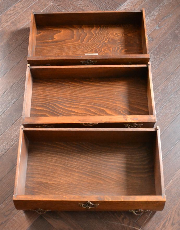 アンティークのチェスト　アンティーク家具　エレガントなアンティークフレンチスタイルの家具、小さい３段チェスト（コモード）。引き出しは３杯。(j-1662-f)