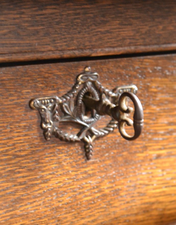 アンティークのチェスト　アンティーク家具　エレガントなアンティークフレンチスタイルの家具、小さい３段チェスト（コモード）。鍵1本一緒に見つかりました。(j-1662-f)