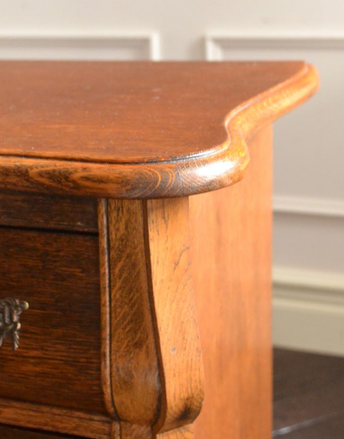 アンティークのチェスト　アンティーク家具　エレガントなアンティークフレンチスタイルの家具、小さい３段チェスト（コモード）。角が丸く仕上がっているので、お子さまのいるご家庭にも使いやすいのではないでしょうか。(j-1662-f)