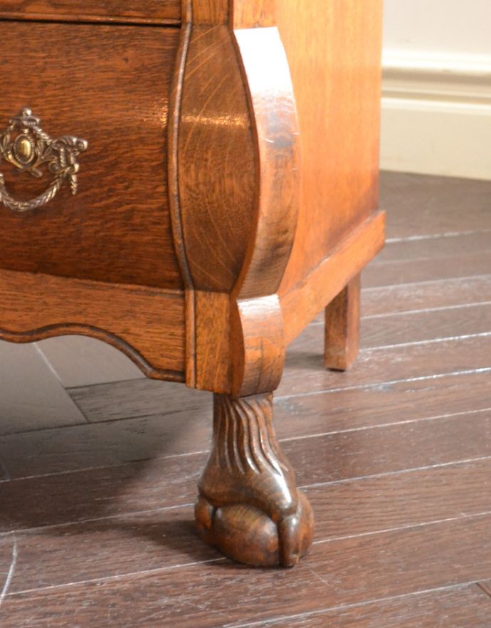 アンティークのチェスト　アンティーク家具　エレガントなアンティークフレンチスタイルの家具、小さい３段チェスト（コモード）。どっしり貫禄のある脚先。(j-1662-f)