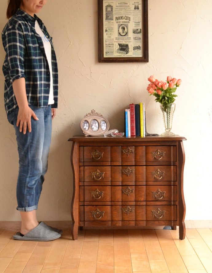 アンティークのチェスト アンティーク家具 南仏プロヴァンスのアンティーク家具、ウェーブがかかったゴージャスな4段チェスト(コモード)。高級感があって女性らしい優しい曲線。(j-1663-f)