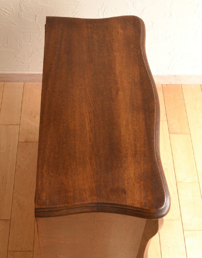 アンティークのチェスト アンティーク家具 南仏プロヴァンスのアンティーク家具、ウェーブがかかったゴージャスな4段チェスト(コモード)。天板も木目がとってもキレイです。(j-1663-f)