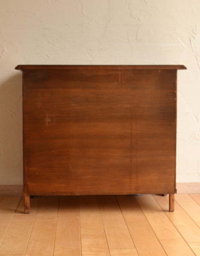 アンティークのチェスト アンティーク家具 南仏プロヴァンスのアンティーク家具、ウェーブがかかったゴージャスな4段チェスト(コモード)。きちんとメンテナンスしてあるので、裏側もキレイです。(j-1663-f)