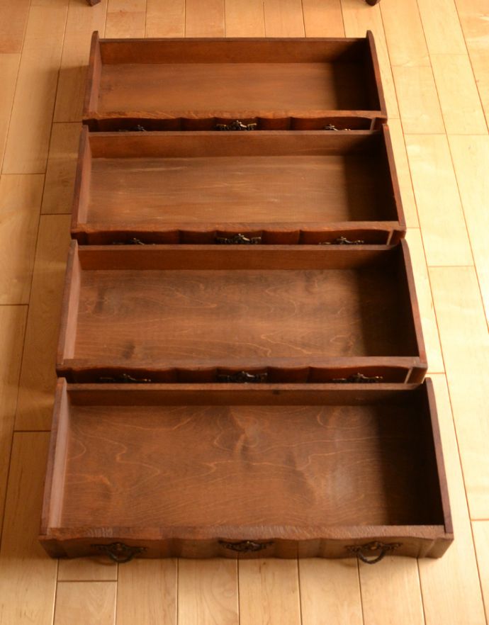 アンティークのチェスト アンティーク家具 南仏プロヴァンスのアンティーク家具、ウェーブがかかったゴージャスな4段チェスト(コモード)。引き出しは全部で4杯。(j-1663-f)