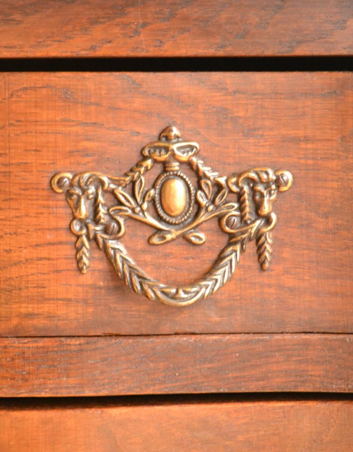 アンティークのチェスト アンティーク家具 南仏プロヴァンスのアンティーク家具、ウェーブがかかったゴージャスな4段チェスト(コモード)。エンブレムをモチーフにした優雅な取っ手。(j-1663-f)