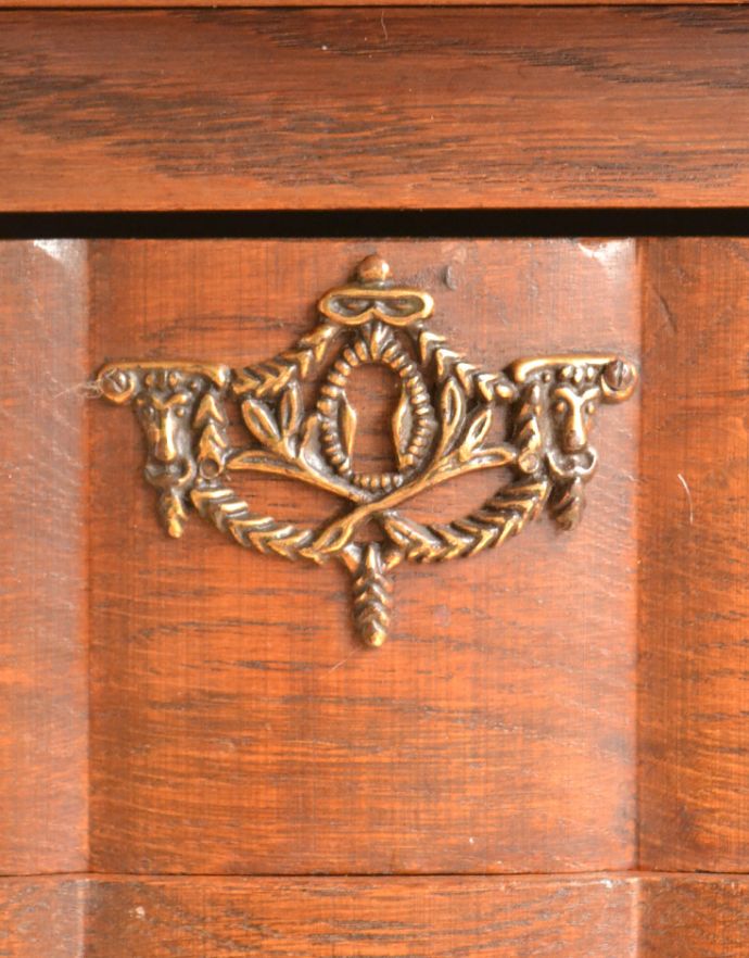 アンティークのチェスト アンティーク家具 南仏プロヴァンスのアンティーク家具、ウェーブがかかったゴージャスな4段チェスト(コモード)。引き出しの中央にはこのような美しい装飾が付いています。(j-1663-f)