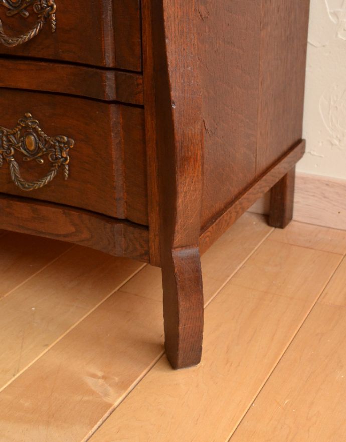 アンティークのチェスト アンティーク家具 南仏プロヴァンスのアンティーク家具、ウェーブがかかったゴージャスな4段チェスト(コモード)。スッキリと細長い脚です。(j-1663-f)