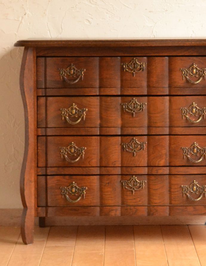アンティークのチェスト アンティーク家具 南仏プロヴァンスのアンティーク家具、ウェーブがかかったゴージャスな4段チェスト(コモード)。リビングではメモ、リモコン、筆記用具など近くに置いておきたいものを収納しておけばとっても便利ですよ。(j-1663-f)