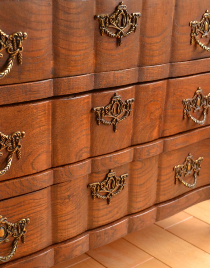 アンティークのチェスト アンティーク家具 南仏プロヴァンスのアンティーク家具、ウェーブがかかったゴージャスな4段チェスト(コモード)。引き出しまで美しくウェーブがかかったゴージャスな雰囲気です。(j-1663-f)