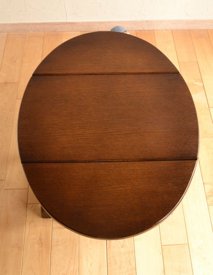 ロイドテーブル アンティーク家具 小ぶりなアンティークの英国家具、バタフライ式のコーヒーテーブル伸張式。天板もピカピカにお直ししました。(j-1664-f)