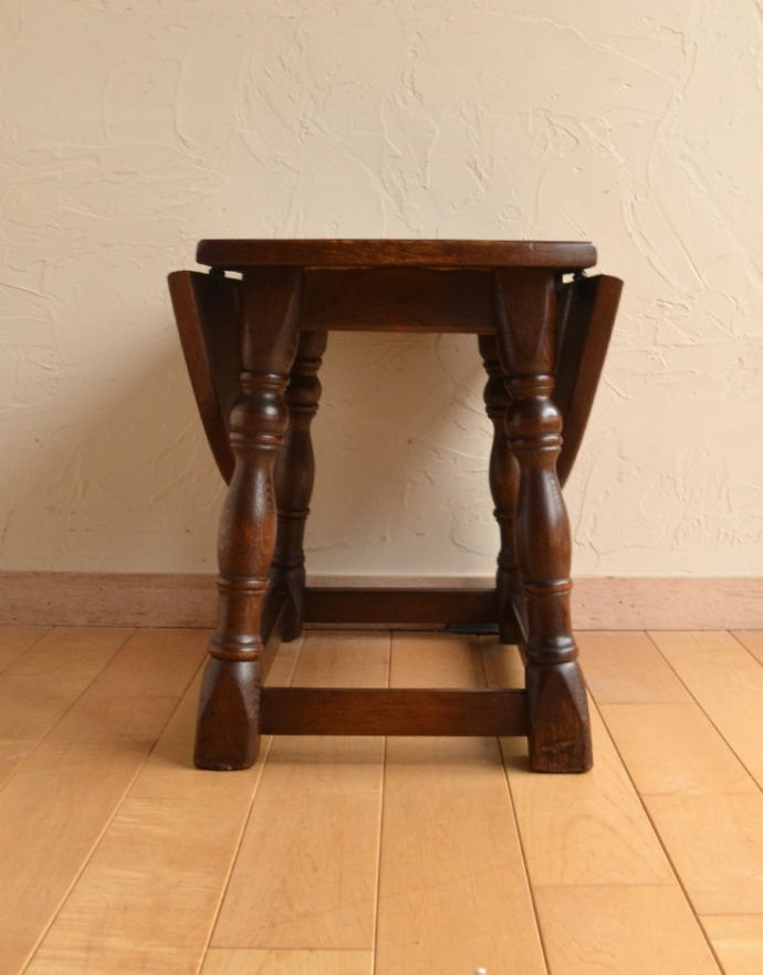 ロイドテーブル アンティーク家具 小ぶりなアンティークの英国家具、バタフライ式のコーヒーテーブル伸張式。壁付けにして、花台や電話台のように使ってもいいですね。(j-1664-f)