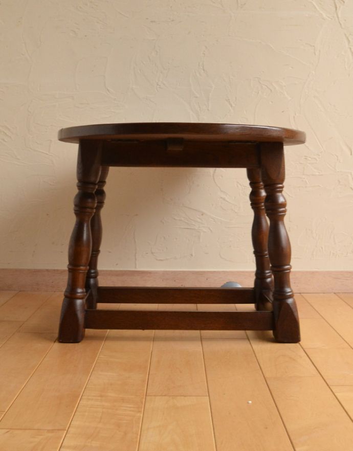 ロイドテーブル アンティーク家具 小ぶりなアンティークの英国家具、バタフライ式のコーヒーテーブル伸張式。デザインのある脚が可愛いです。(j-1664-f)