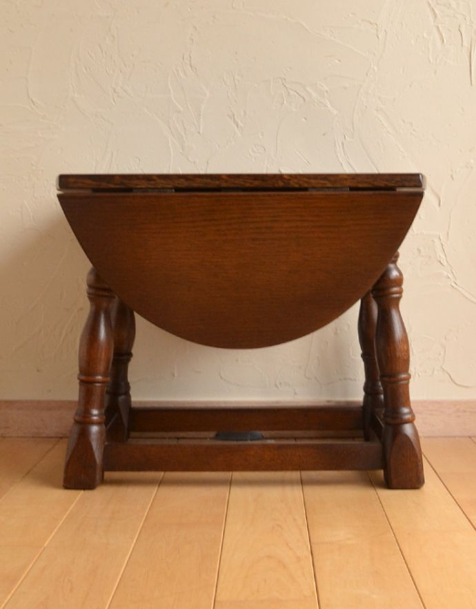 ロイドテーブル アンティーク家具 小ぶりなアンティークの英国家具、バタフライ式のコーヒーテーブル伸張式。ちょっとした場所に広げられるので、お茶の時間にピッタリ!【 片開きの状態 】幅51.5×奥行49.5cm【 閉じた状態 】幅34×奥行49.5cm。(j-1664-f)