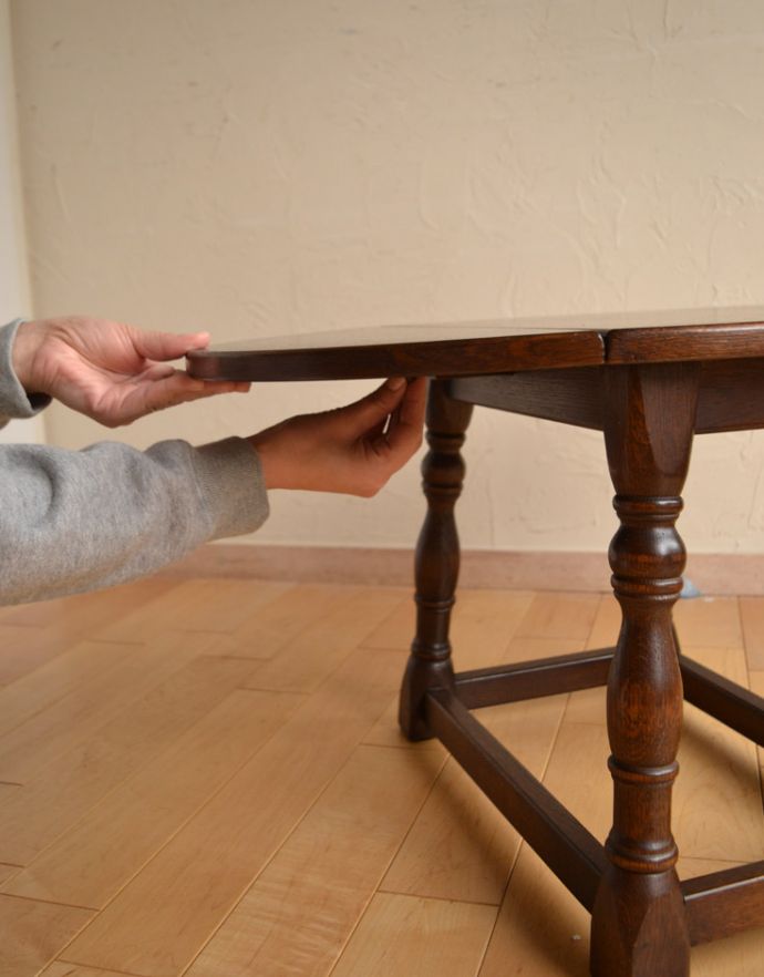 ロイドテーブル アンティーク家具 小ぶりなアンティークの英国家具、バタフライ式のコーヒーテーブル伸張式。天板を広げて、回転させると固定されます。(j-1664-f)