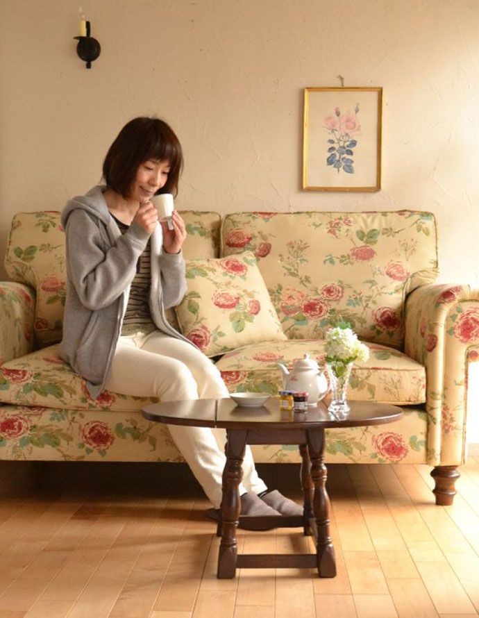 ロイドテーブル アンティーク家具 小ぶりなアンティークの英国家具、バタフライ式のコーヒーテーブル伸張式。茶色の家具は和室の畳との相性がバツグン!ちゃぶ台のようにして使ってみてはいかがでしょうか?(モデルの身長は163cmです)【 全体 】幅69×奥行49.5×高さ39.5cm(↑写真の状態)。(j-1664-f)