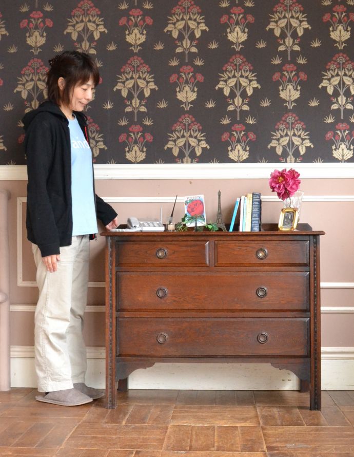 アンティークのチェスト アンティーク家具 スッキリとしたアンティークの英国家具、オーク材のチェスト。チェアの横に置けば、サイドテーブル代わりに。(j-1666-f)