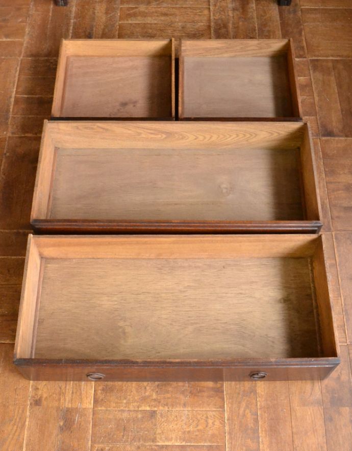 アンティークのチェスト アンティーク家具 スッキリとしたアンティークの英国家具、オーク材のチェスト。引き出しは小サイズが2杯、大サイズが2杯です。(j-1666-f)