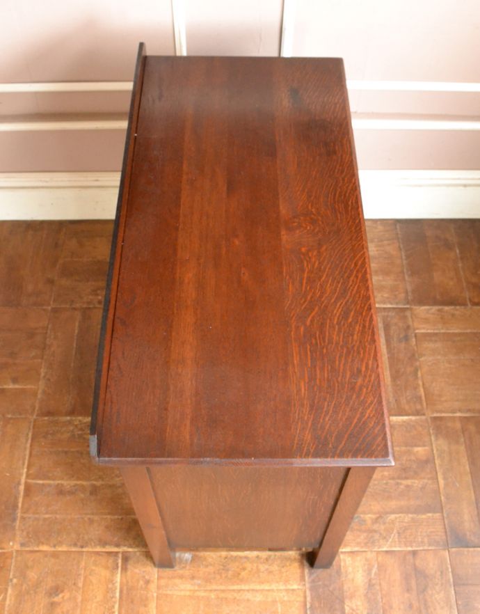 アンティークのチェスト アンティーク家具 スッキリとしたアンティークの英国家具、オーク材のチェスト。天板も木目がキレイです。(j-1666-f)