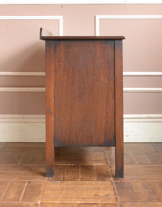 アンティークのチェスト アンティーク家具 スッキリとしたアンティークの英国家具、オーク材のチェスト。サイドから見ても絵になります。(j-1666-f)