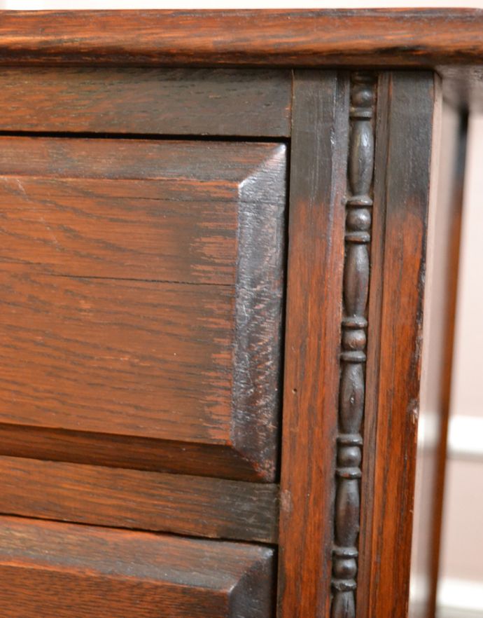 アンティークのチェスト アンティーク家具 スッキリとしたアンティークの英国家具、オーク材のチェスト。アンティークならではの繊細な装飾から高級感が感じられます。(j-1666-f)
