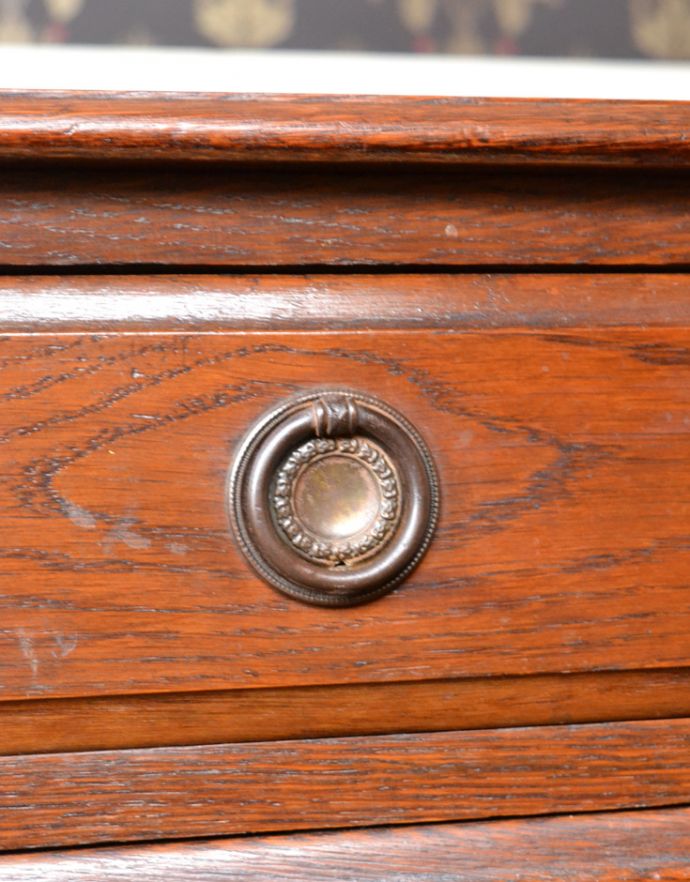 アンティークのチェスト アンティーク家具 スッキリとしたアンティークの英国家具、オーク材のチェスト。引き出しはリングの取っ手です。(j-1666-f)